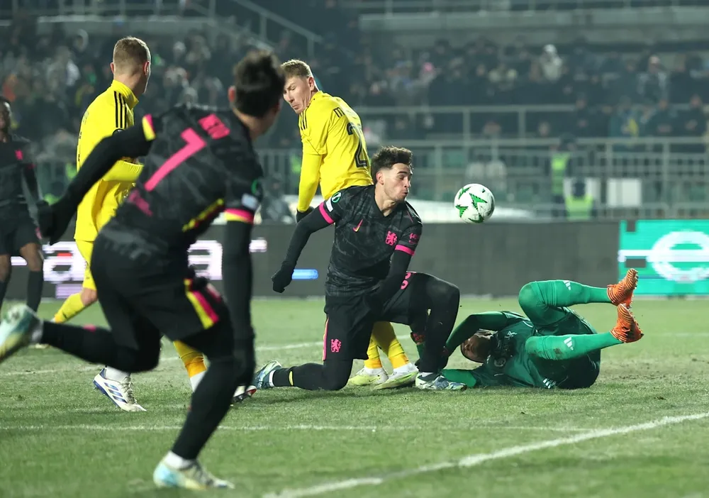 Marc Guiu (giữa) khiến hậu vệ Astana đốt lưới nhà phút 20