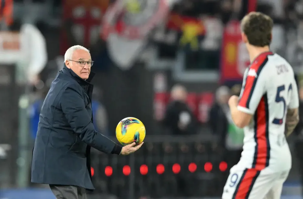 HLV Claudio Ranieri trong trận thắng Genoa