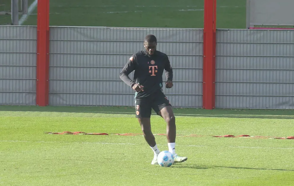 Dayot Upamecano chỉ mới bình phục chấn thương nên phải tập riêng