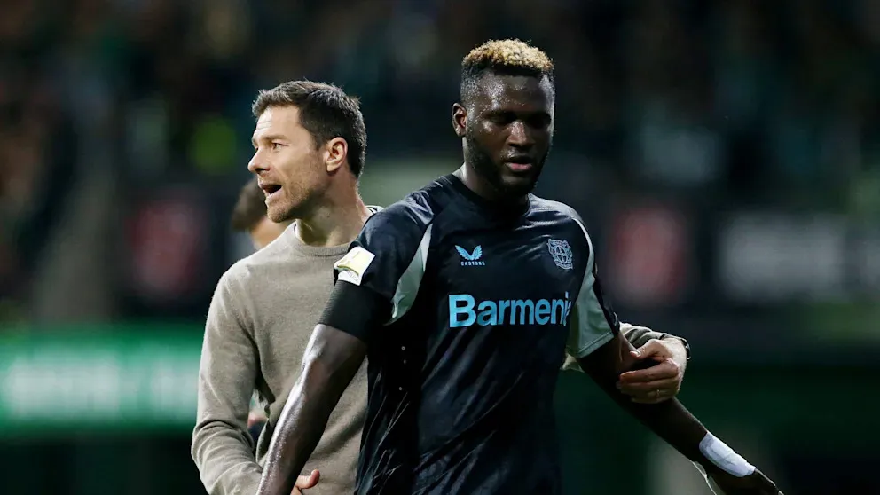 HLV Xabi Alonso (trái) vui mừng khi Victor Boniface (phải) không thể sang Saudi Arabia