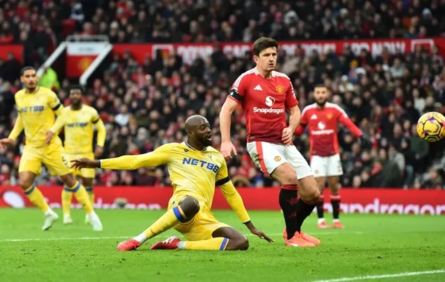 Jean-Philippe Mateta mở tỷ số khi bóng chạm xà ngang văng ra