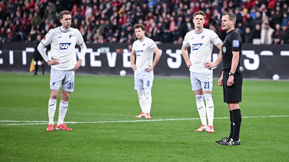 Trọng tài Robin Braun thông báo kết quả coi lại VAR trong trận Bayer Leverkusen - Hoffenheim