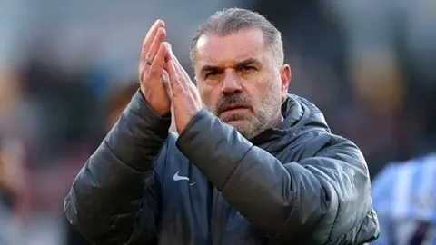 Ange Postecoglou ăn mừng chiến thắng