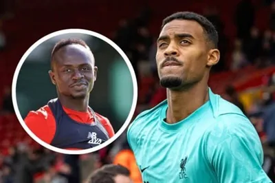 Ryan Gravenberch và Sadio Mane (trái)