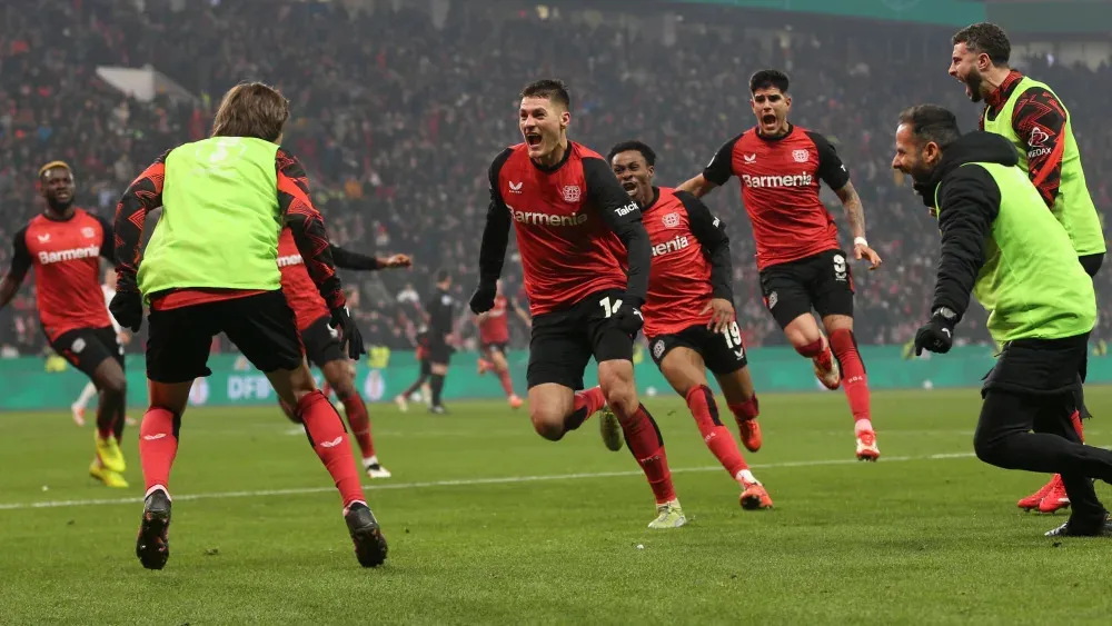 Patrik Schick (giữa) ghi cú đúp cho Bayer Leverkusen
