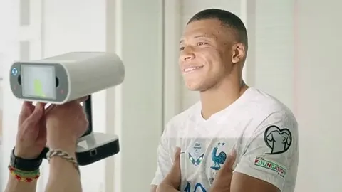 Kylian Mbappe kiên nhẫn tham gia làm bức tượng sáp của mình ở London