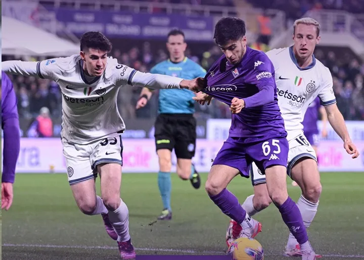 Fabiao Parisi (65, Fiorentina) đi bóng trước hàng hậu vệ Inter