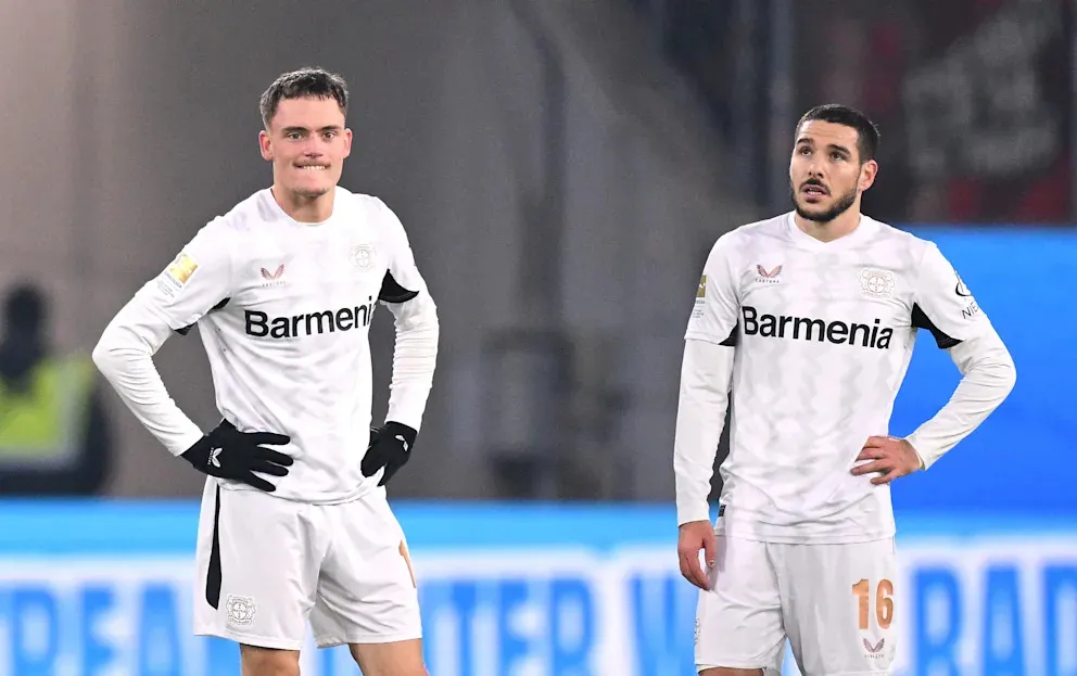 Florian Wirtz (trái) và Emiliano Buendia thất vọng sau trận hòa Wolfsburg