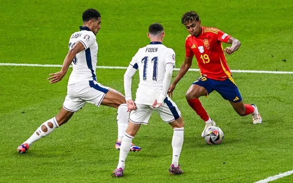 Phil Foden đối mặt với Lamine Yamal ở Euro 2024