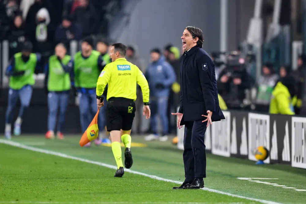 HLV Simone Inzaghi to ra bat luc trong tran thua Juventus.jpg