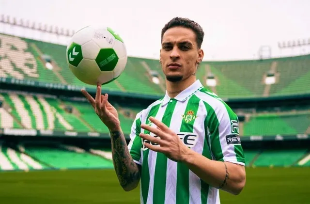 Antony được ca tụng là “Ronaldinho của Betis"