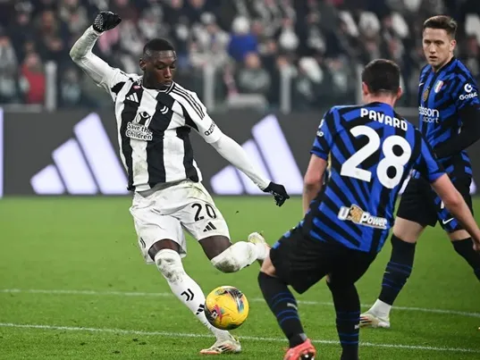 Randal Kolo Muani sút bóng trước khung thành Inter Milan