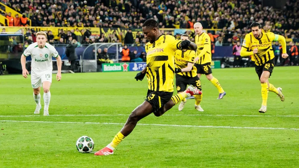 Serhou Guirassy đá hỏng quả phạt đền trước thỉu môn Rui Silva