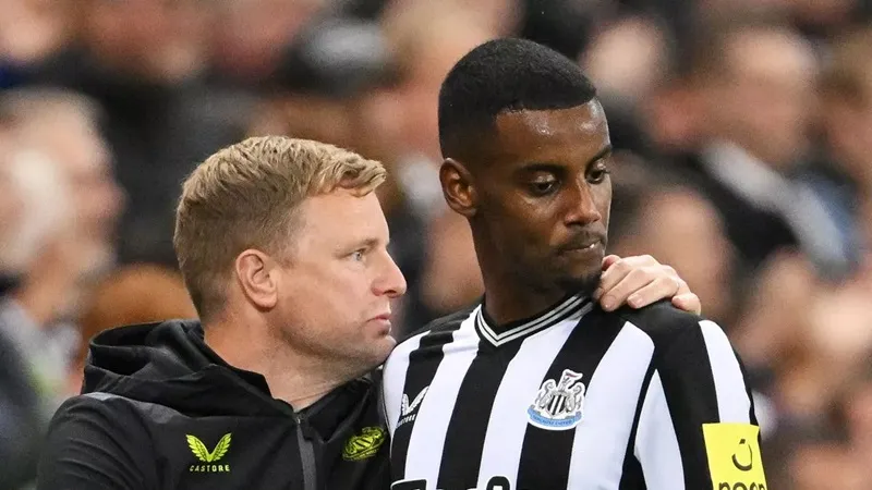 HLV Eddie Howe và cậu học trò cưng Alexander Isak