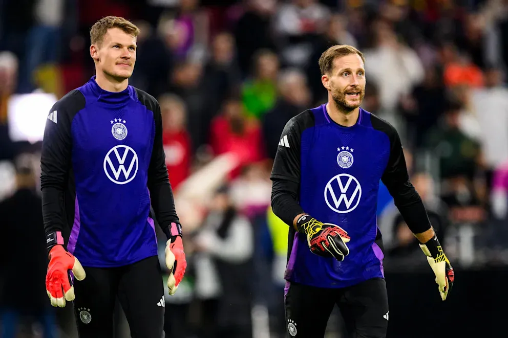 Alexander Nubel (trái) và Oliver Baumann (phải) trên sân tập của đội tuyển Đức