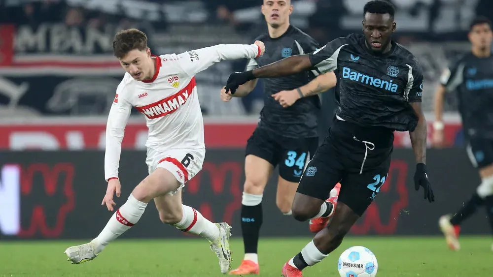 Victor Boniface (phải) mang lại sự tích cực cho Bayer Leverkusen