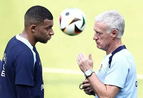 Kylian Mbappe và Didier Deschamps trên sân tập của tuyển Pháp