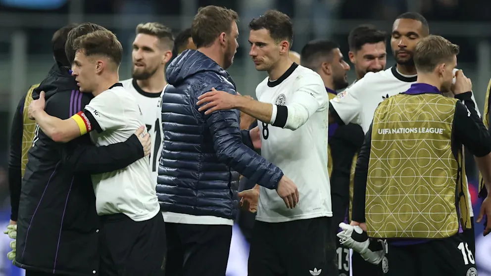 Leon Goretzka và HLV Julian Nagelsmann sau trận thắng Italy