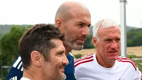 Didier Deschamps (phải) và Zidane (giữa) chụp ảnh chung với đồng đội cũ Bixente Lizarazu