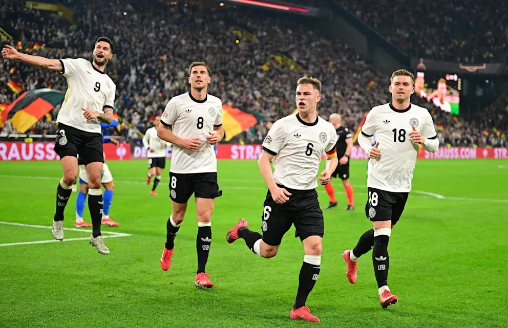 Tuyển Đức bùng nổ dẫn 3-0 trong hiệp 1 để đặt chiếc vé khỏi tầm với của Italy