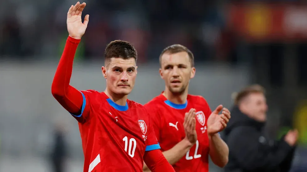 Patrik Schick (trái) vừa ghi cú đúp cho Cộng hòa Séc