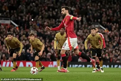 Bruno Fernandes có cách sút 11m rất tinh tế