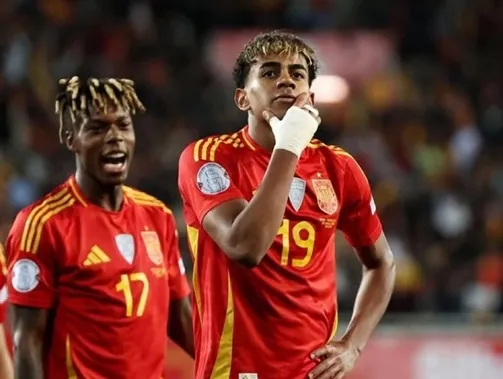 Lamine Yamal ăn mừng bàn thắng phút 103