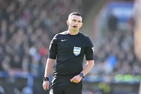 Trọng tài Michael Oliver có thu nhập đến 250.000 bảng/năm