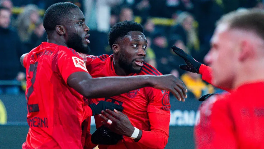 Dayot Upamecano (trái) và Alphonso Davies (phải) đều dính chấn thương