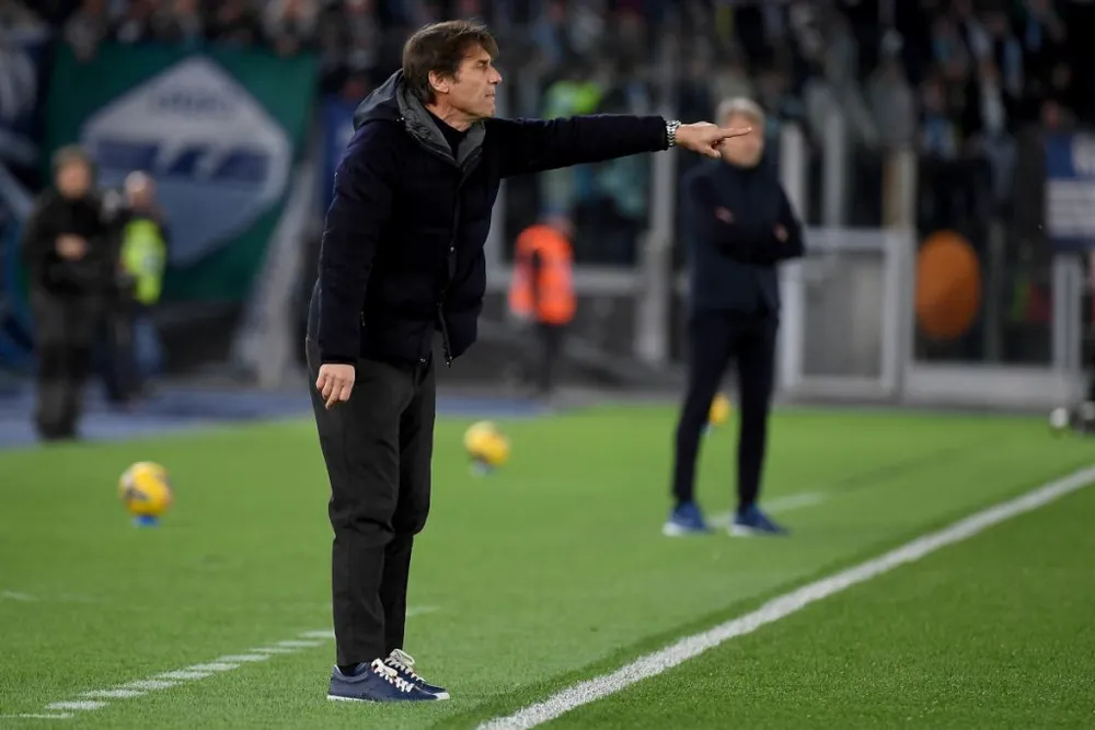 HLV Antonio Conte chỉ đạo các cầu thủ Napoli
