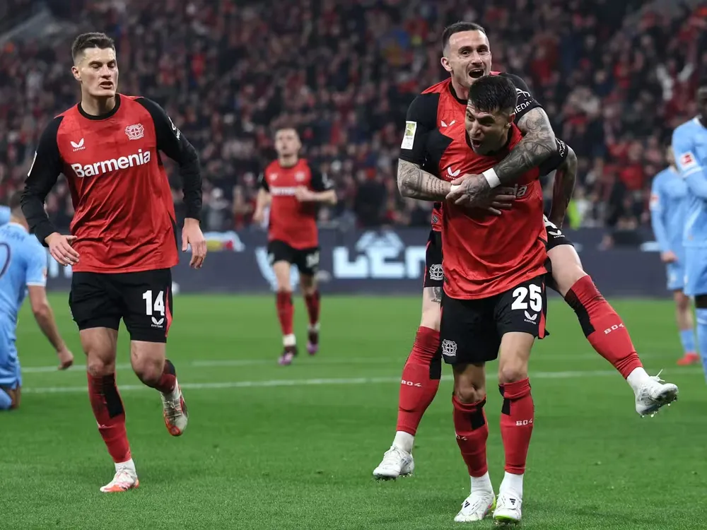 Exequiel Palacios (25) cõng Aleix Garcia sau bàn mở tỷ số trận đấu