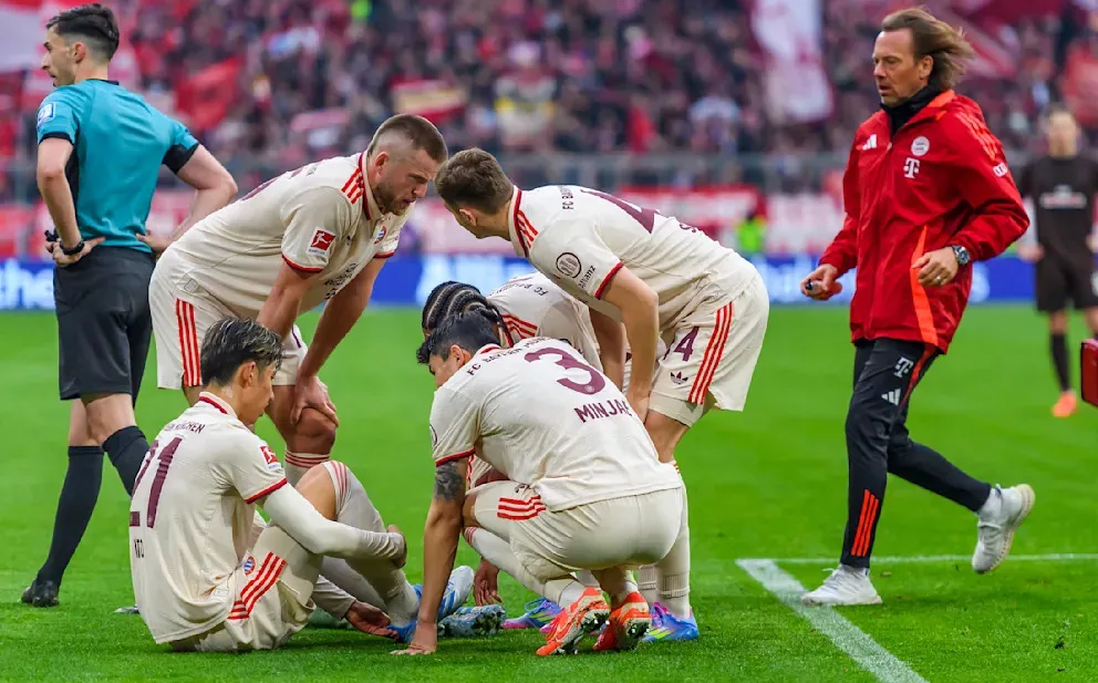 HIroki Ito (21) không thể chơi tiếp khiến Bayern chỉ còn 10 người