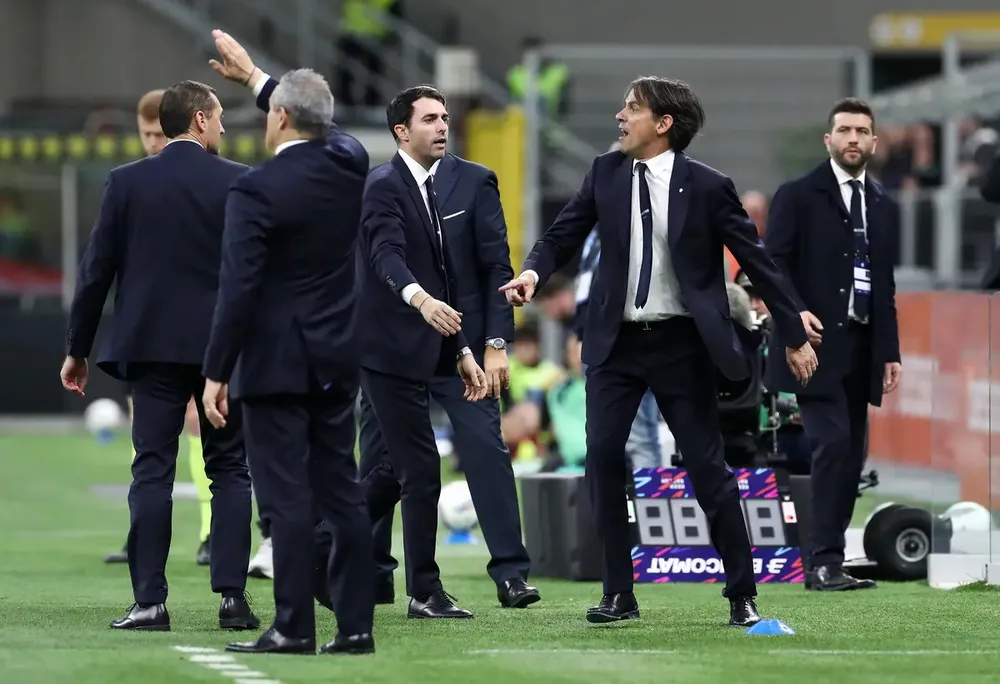 HLV Simone Inzaghi lãnh thẻ đỏ vì phản ứng thái quá