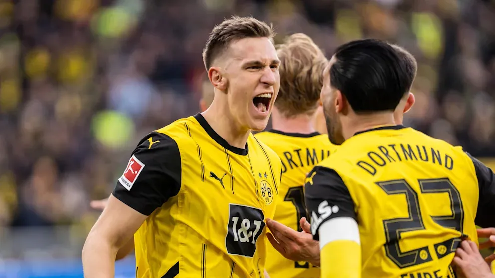 Nico Schlotterbeck (trái) và Emre Can ăn mừng bàn thắng 2-0 của Borussia Dortmund