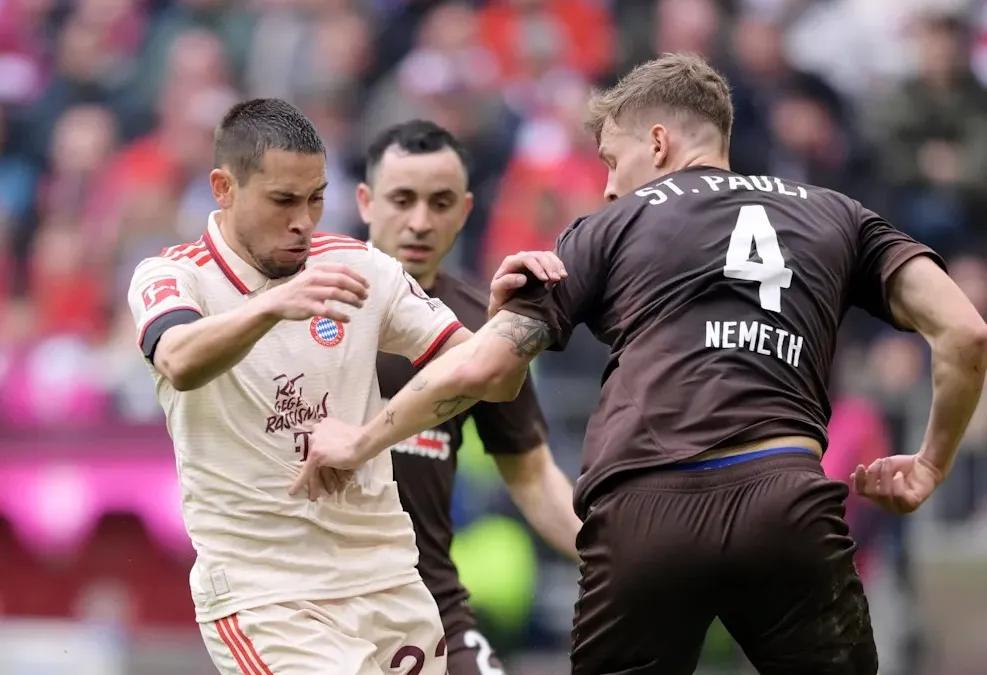 Raphael Guerreiro (trái) là điểm yếu của hàng thủ Bayern Munich hiện thời