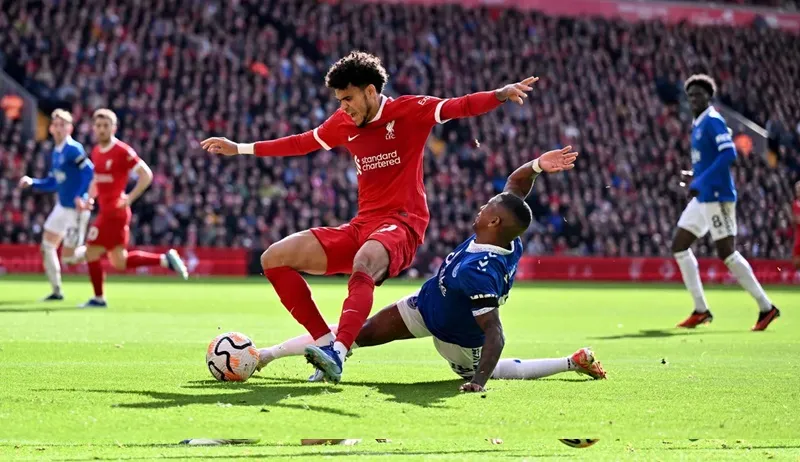 Luis Diaz đi bóng trước hậu vệ Everton