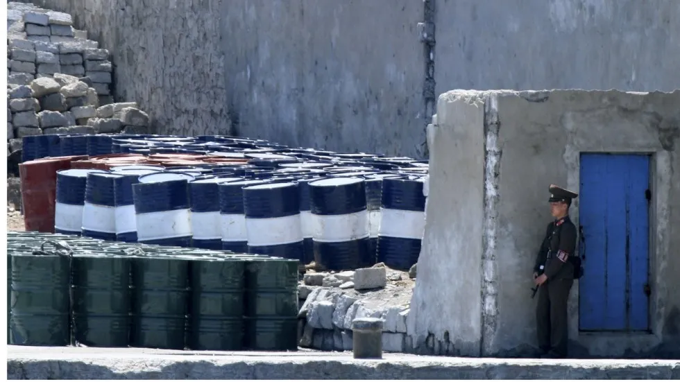 Trung Quốc đã thông báo sẽ ban hành  lệnh  giới hạn xuất khẩu dầu mỏ sang Triều Tiên từ năm sau