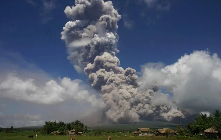 Trong những ngày vừa qua, các dòng nham thạch cao từ 200-500m đã liên tiếp phun trào tại núi lửa Mayon. Ảnh: Radio New Zealand