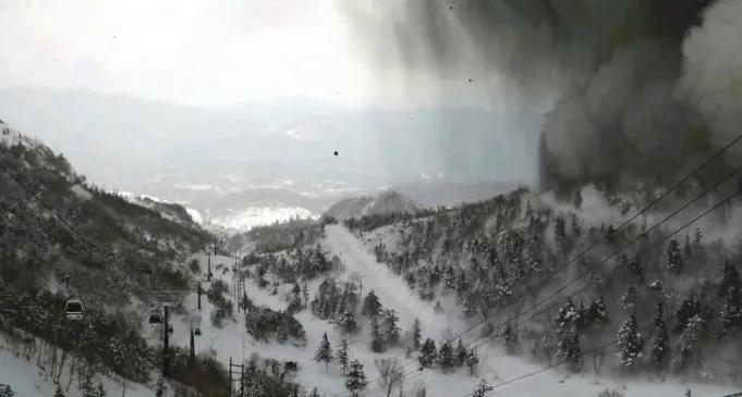 Khu trượt tuyết ở Agatsuma, tỉnh Guma, bị khói đen của núi lửa bao phủ. Nguồn: japan news