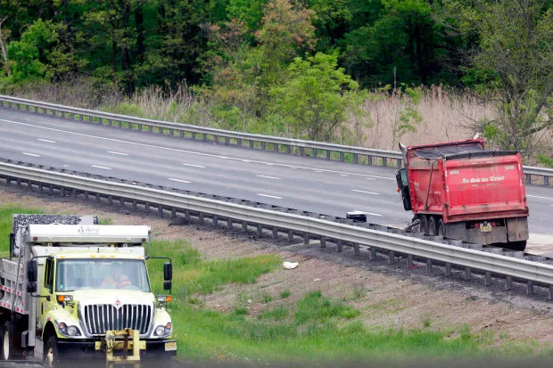 Mỹ: Xe buýt chở học sinh gặp nạn, 45 người thương vong ảnh 4