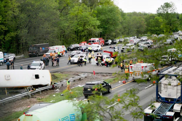 Mỹ: Xe buýt chở học sinh gặp nạn, 45 người thương vong ảnh 3