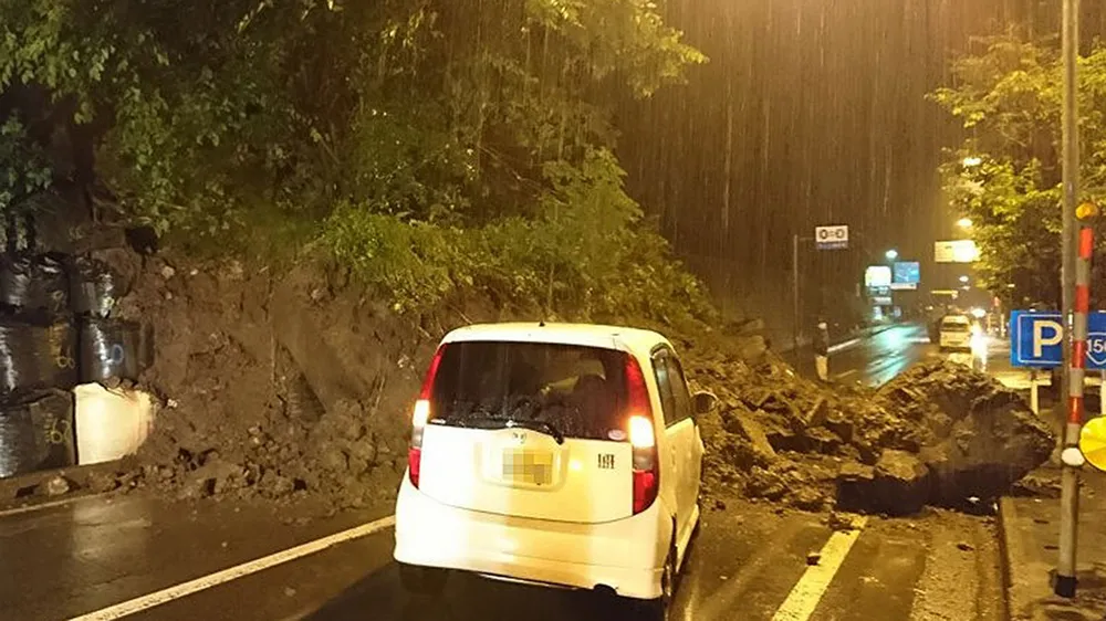 Trận mưa lịch sử trút xuống Kyoto Nhật Bản, hàng ngàn người phải sơ tán ảnh 1