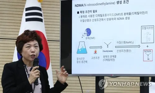 Một quan chức của Bộ An toàn Thực phẩm và Thuốc đang cung cấp thông tin về cuộc điều tra về nguy cơ của hoạt chất valsartan. Ảnh: Yonhap