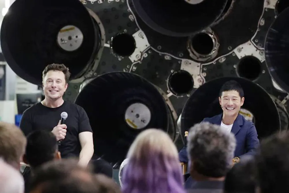 SpaceX công bố danh tính hành khách đầu tiên sẽ bay lên Mặt Trăng ảnh 1
