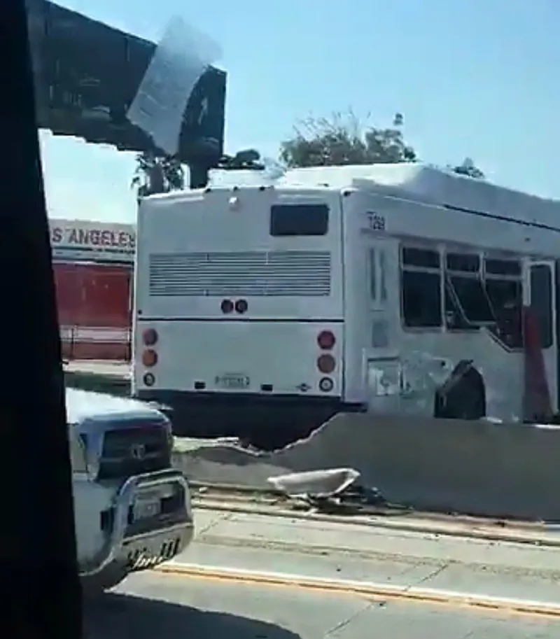 Đâm xe liên hoàn tại Los Angeles, khoảng 40 người bị thương ảnh 3