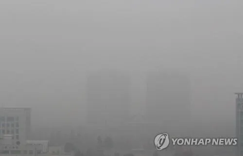 Thành phố Seoul khuất trong màn bụi. Ảnh: Yonhap