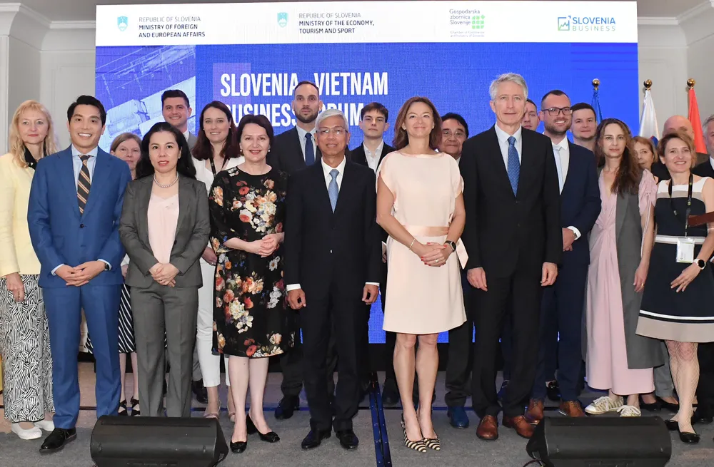 Lãnh đạo hai bên cùng doanh nghiệp hai nước. Ảnh: VIỆT DŨNG