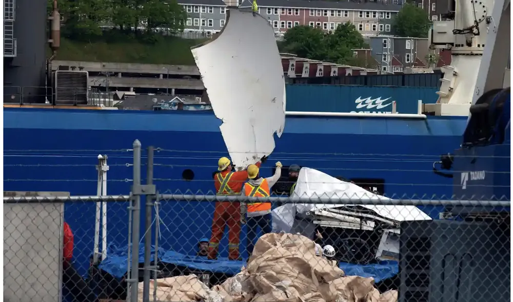 Một mảnh tàu lặn Titan được đưa lên bờ. Ảnh : AP