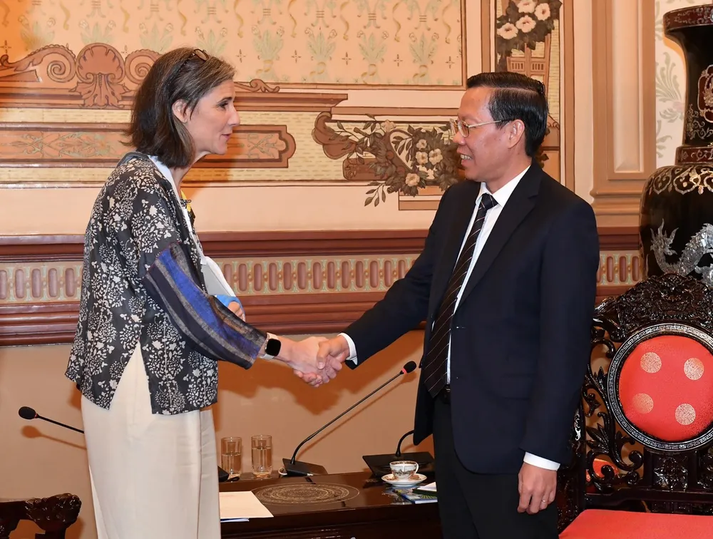 Chủ tịch UBND TPHCM Phan Văn Mãi đã mời bà Ramla Khalidi tham dự Diễn đàn Kinh tế TPHCM sẽ được tổ chức vào tháng 9 tới. Ảnh: VIỆT DŨNG