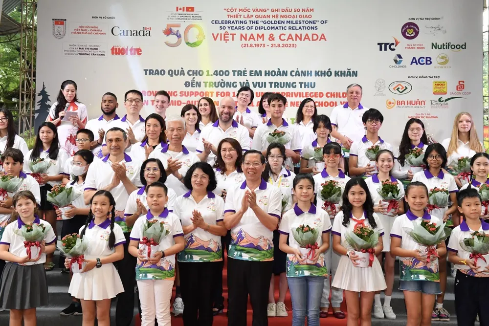 Đại diện các đơn vị, đoàn thể tại chương trình. Ảnh: VIỆT DŨNG